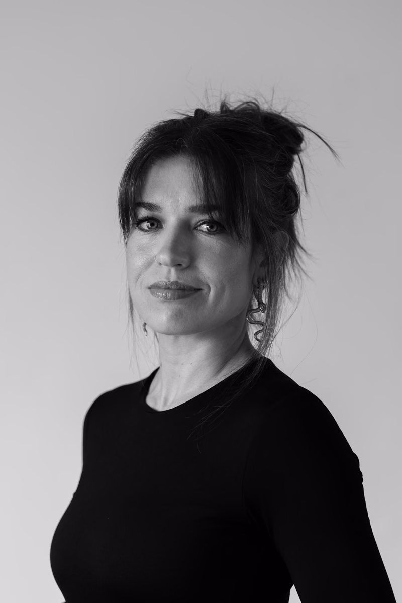 Retrato de Julia Novoa, arquiteta e fotógrafa de arquitetura em São Paulo.